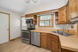 40 Wildwood Rd, Elk Grove Village, IL 60007 - Photo 13