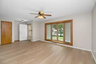 40 Wildwood Rd, Elk Grove Village, IL 60007 - Photo 5
