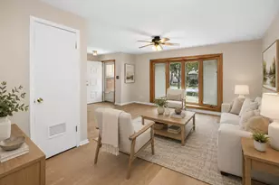 40 Wildwood Rd, Elk Grove Village, IL 60007 - Photo 7