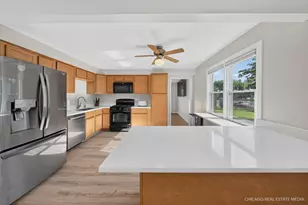 220 Hickory Nut Grove Ln, Cary, IL 60013 - Photo 17