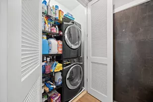 2301 W Wolfram St, Chicago, IL 60618 - Photo 21