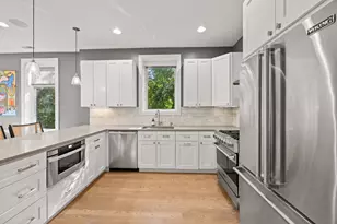 2301 W Wolfram St, Chicago, IL 60618 - Photo 9