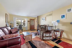 642 Burgundy Ct, Elk Grove Village, IL 60007 - Photo 3