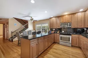 642 Burgundy Ct, Elk Grove Village, IL 60007 - Photo 9
