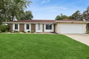 154 Stonehurst Dr, Elgin, IL 60120 - Photo 1