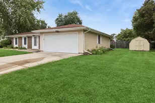 154 Stonehurst Dr, Elgin, IL 60120 - Photo 3