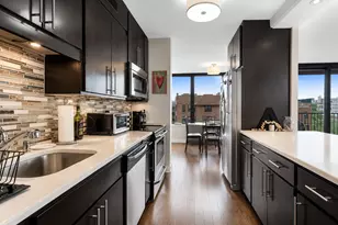 1560 N Sandburg Terrace, Chicago, IL 60610 - Photo 3