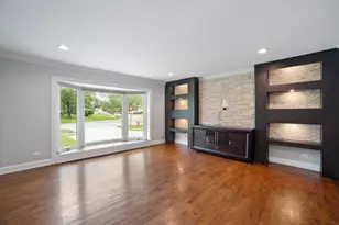 109 Crest Ave, Elk Grove Village, IL 60007 - Photo 3