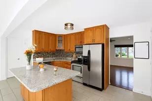 697 Hickory Dr, Buffalo Grove, IL 60089 - Photo 3