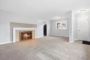 176 Lakeshore Dr, Crystal Lake, IL 60014 - Photo 5