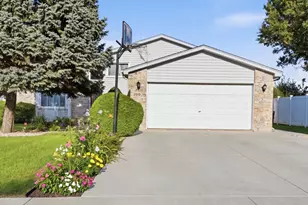 2010 Watertower Pl, Crest Hill, IL 60403 - Photo 7