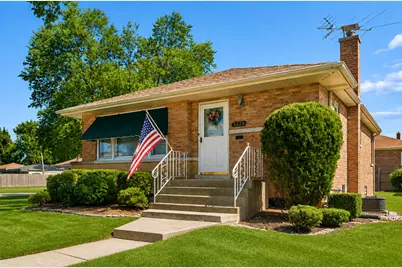 5325 Oak Center Drive, Oak Lawn, IL 60453 - Photo 1