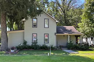 201 W Green St, Roberts, IL 60962 - Photo 1