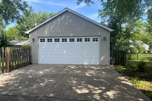 422 Bernard Dr, Buffalo Grove, IL 60089 - Photo 13