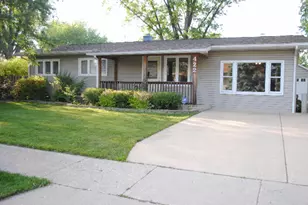 422 Bernard Dr, Buffalo Grove, IL 60089 - Photo 1