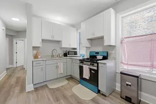 9015 S Muskegon Ave, Chicago, IL 60617 - Photo 13