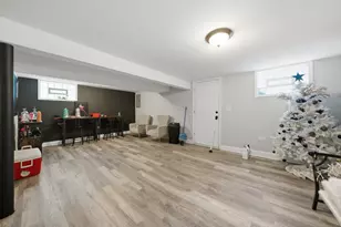 8559 S Phillips Ave, Chicago, IL 60617 - Photo 17