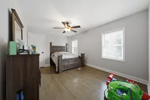 8559 S Phillips Ave, Chicago, IL 60617 - Photo 11