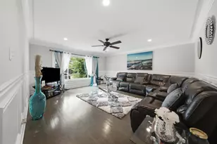 8559 S Phillips Ave, Chicago, IL 60617 - Photo 5