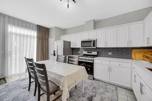 354 Broadmoor Ln, Bartlett, IL 60103 - Photo 9
