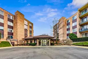 1101 S Hunt Club Dr, Mount Prospect, IL 60056 - Photo 1