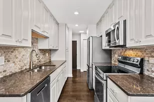 725 W Huntington Commons Rd, Mount Prospect, IL 60056 - Photo 9