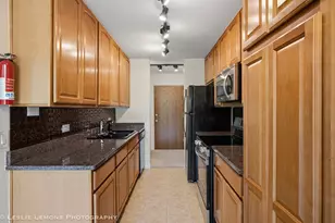 6000 Oakwood Dr, Lisle, IL 60532 - Photo 9