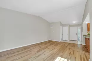 932 Chase Ct, Gurnee, IL 60031 - Photo 5