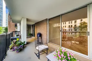 201 E Chestnut St, Chicago, IL 60611 - Photo 11