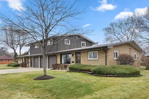 541 N Edgelawn Dr, Aurora, IL 60506 - Photo 3