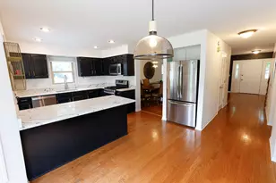 608 Thackeray Ln, Fox River Grove, IL 60021 - Photo 3