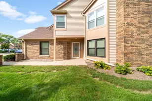 2 Willow Pkwy, Buffalo Grove, IL 60089 - Photo 3