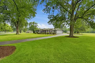 32 E Rickard Dr, Oswego, IL 60543 - Photo 1