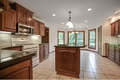 19665 W Hawthorne Boulevard, Mundelein, IL 60060 - Photo 9