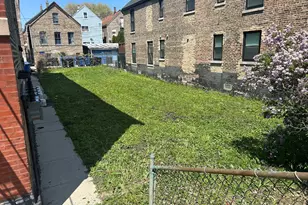 924 W 32nd Pl, Chicago, IL 60608 - Photo 3