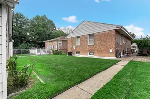 5253 Davis St, Skokie, IL 60076 - Photo 19