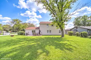 1111 Plum Grove Cir, Buffalo Grove, IL 60089 - Photo 3