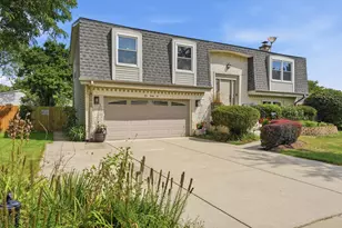 132 W King Arthur Ct, Palatine, IL 60067 - Photo 1