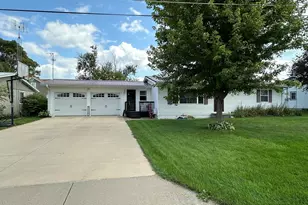205 Sherwood Ln, Lena, IL 61048 - Photo 3