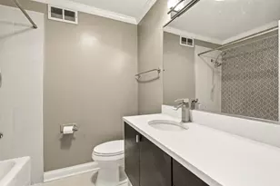4250 N Marine Dr, Chicago, IL 60613 - Photo 9
