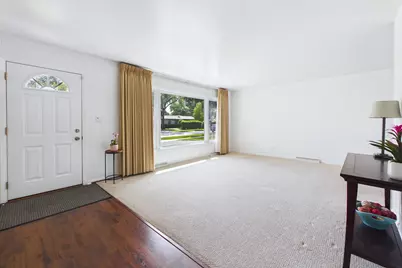 604 N Wilshire Drive, Mount Prospect, IL 60056 - Photo 3