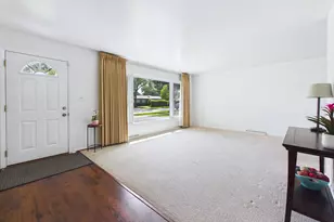 604 N Wilshire Dr, Mount Prospect, IL 60056 - Photo 3