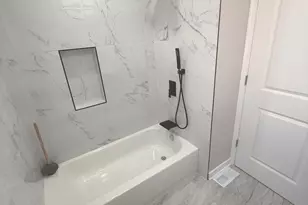 8926 S Paxton Ave, Chicago, IL 60617 - Photo 7