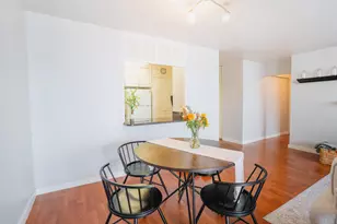1560 N Sandburg Terrace, Chicago, IL 60610 - Photo 9