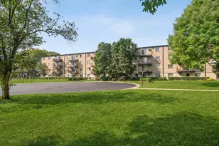 2420 E Brandenberry Ct, Arlington Heights, IL 60004 - Photo 1