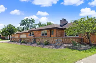 378 Oakwood Dr, Crete, IL 60417 - Photo 5