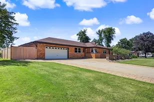 378 Oakwood Dr, Crete, IL 60417 - Photo 3