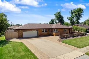 378 Oakwood Dr, Crete, IL 60417 - Photo 1