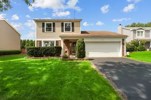 40 Rosewood Dr, Roselle, IL 60172 - Photo 1