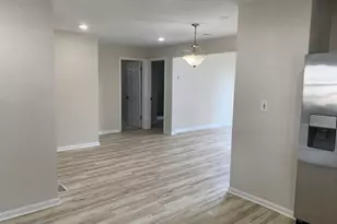 949 Harriet Ave, Aurora, IL 60505 - Photo 7